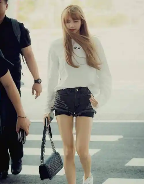 lisa只不过穿了条超短裤!气场全开美到炸,"芭比脸"太迷人_感觉_身材_