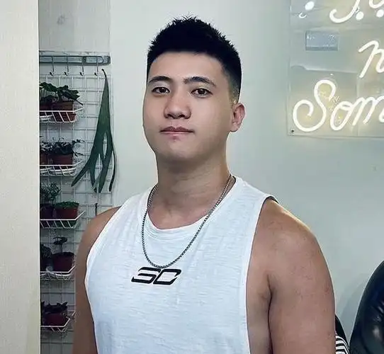 圆脸男生短发发型有哪些(圆脸型的男士适合剪这3款发型)