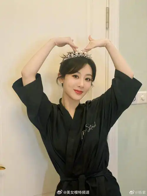 杨紫晒化妆间花絮照 头戴小皇冠对镜头比心甜美可爱