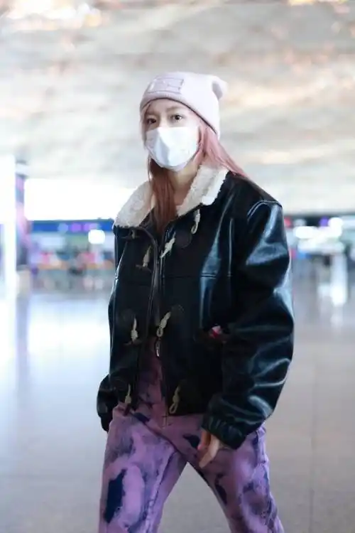 程潇穿黑色皮衣外套内搭露腰小背心 下身穿粉色工装裤元气十足_米兰