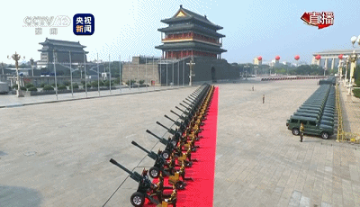 10月1日10时许,礼炮在天安门广场鸣响.