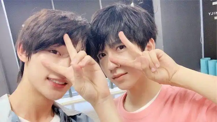 丁程鑫贺峻霖和人工智能,你们之中早晚得疯一个吧