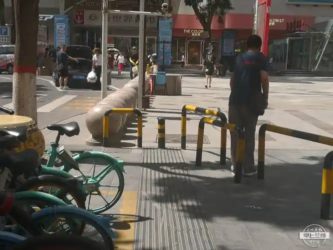 帮着办丨张掖路步行街:盲道上立栏杆 市民觉得不太妥