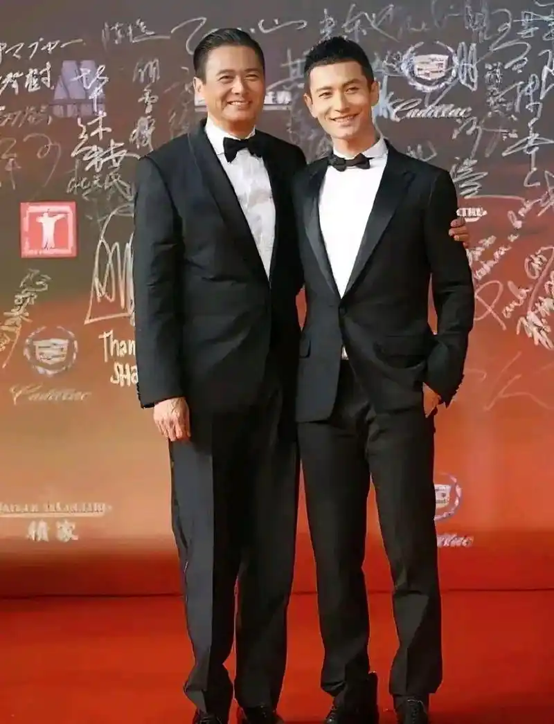 80,黄晓明1.79  但是,两人站在一起的合照.