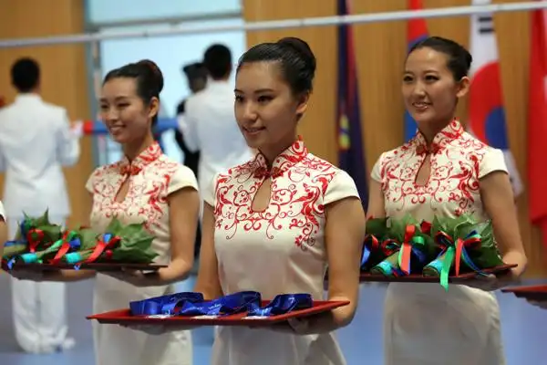 图文:10米气步枪男团颁奖 颁奖仪式礼仪小姐