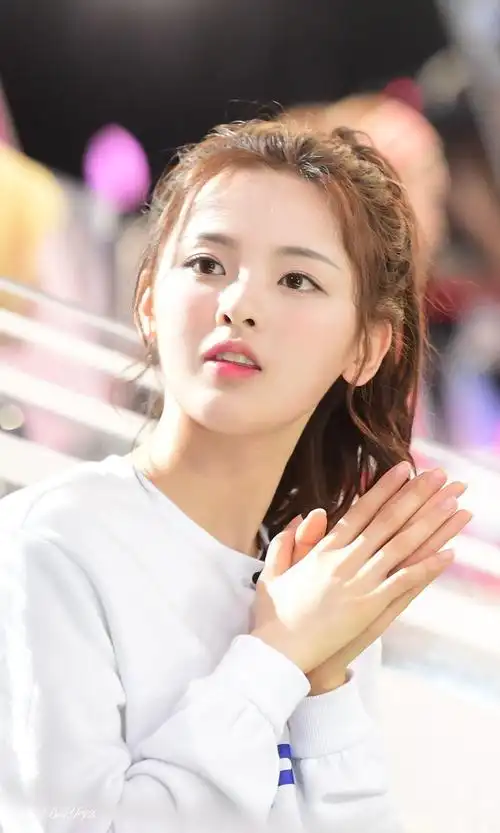 杨超越个人资料介绍(她是哪里人,身高体重是多少)-第19张图片-趣盘玩