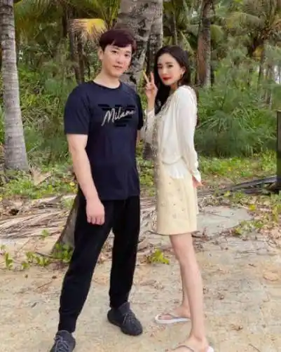 杨幂新男友身份意外曝光,野外秀恩爱,难怪会拒绝魏大勋的求婚_邢博俊