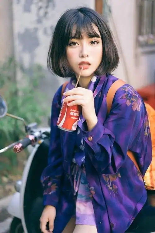 阳光活力时尚短发美女娇巧唯美写真