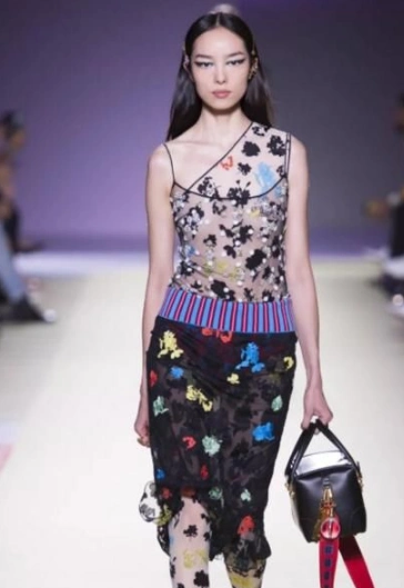 超模孙菲菲走秀,一场中连续摔倒三次,是否要成为下一个奚梦瑶