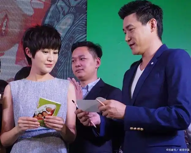 袁泉靳东合唱,当爱已成往事,太惊艳了,又是被演戏耽误的歌手