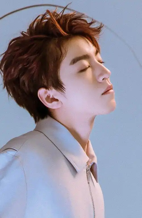 王俊凯侧拍#感受下王俊凯侧颜杀～完美的侧脸 精致的轮廓太优越了