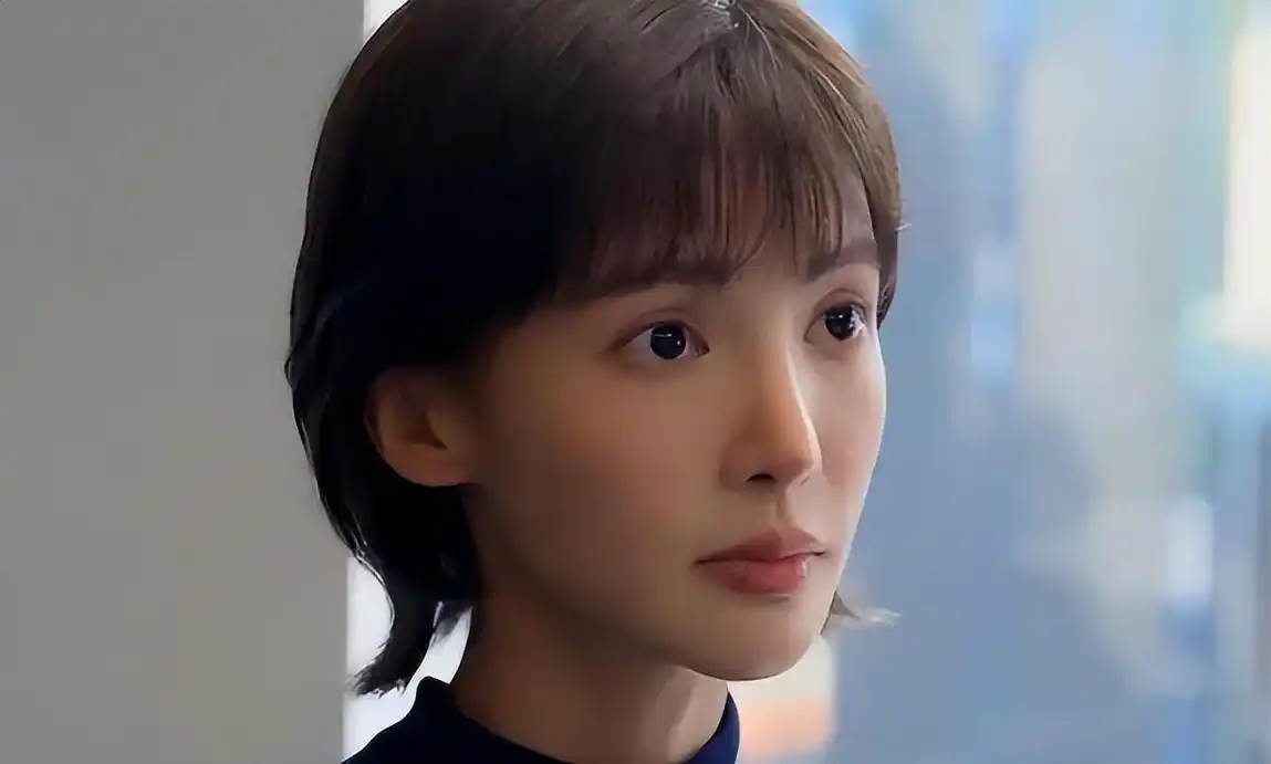 金晨在电视剧《南来北往》中的形象受到了观众的质疑,她的瘦脸和舷父