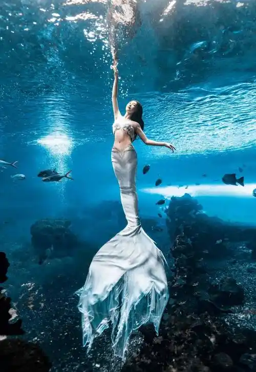 即使41岁了,身材保养得像20岁的小女孩,宋佳姐姐,会游泳就多游一点吧