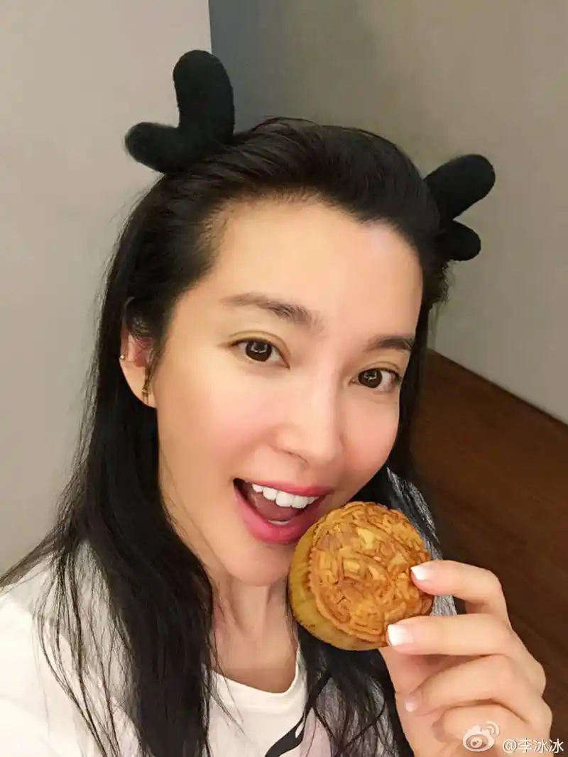 李冰冰素颜抱萌娃 蝴蝶结扮嫩短裙秀美腿