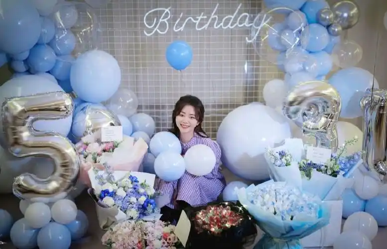 谭松韵穿紫色长裙 手捧鲜花笑容灿烂|谭松韵|生日|紫色_新浪新闻