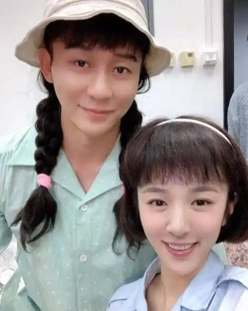 港媒曝光李晨新恋情,女方回应两人关系,并大方晒出隔手吻照片_桑尼