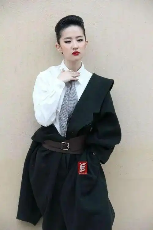 刘亦菲梳大背头化烟熏妆拍大片像假小子,仙女颜硬是拍出影楼风