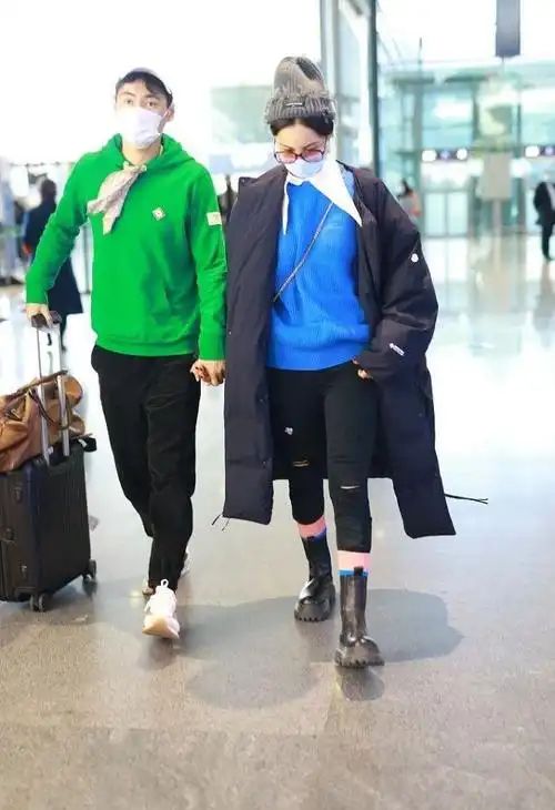 张歆艺一家三口首次走机场,袁弘穿成他大姨,2岁儿子个头真大