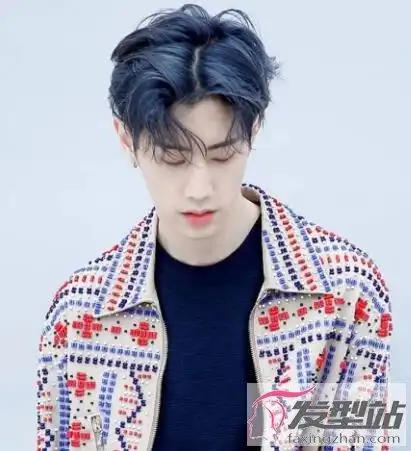 男生发型中分 简约洋气塑造时尚潮男--sms580