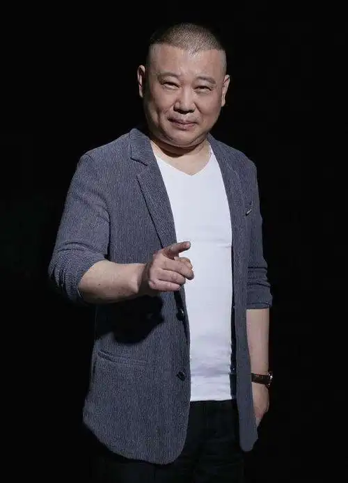 郭德纲造型越发惊艳四座,浓妆艳抹长发飘飘姿势略显妩媚!