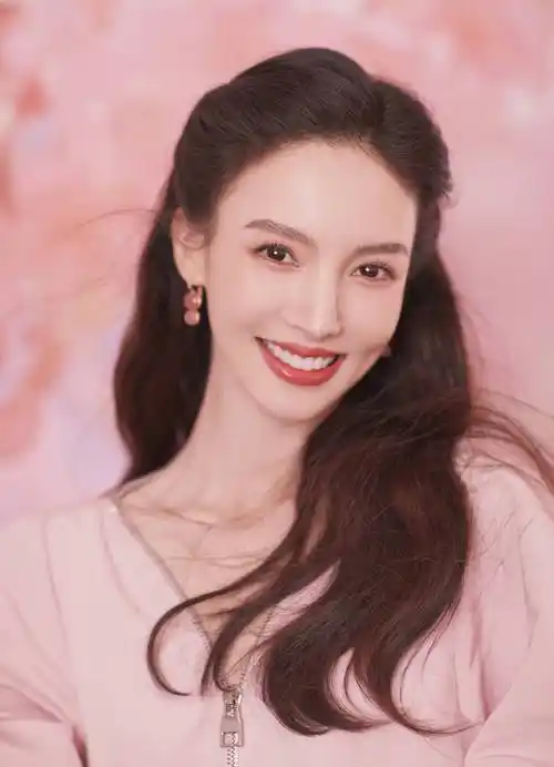 金晨穿粉色长裙宛若仙子甜美笑容气质绝佳