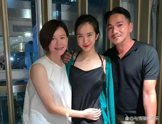 骆达华22岁女儿国外庆生!穿低领衣身材性感,化浓妆喝酒面色绯红