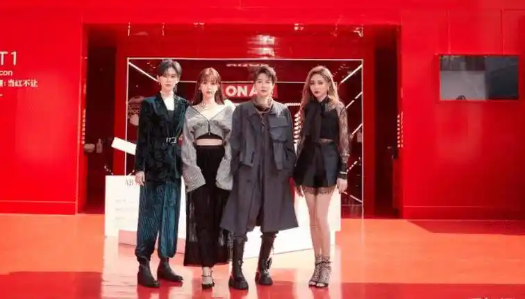 虞书欣时尚露香肩,我却被谢可寅的真实身材吸引_刘雨昕_造型_陆柯燃