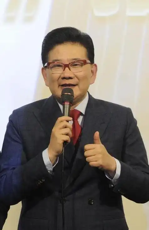 从"上海第一主持人",到沦为全网笑柄,曹可凡终于走到这一步