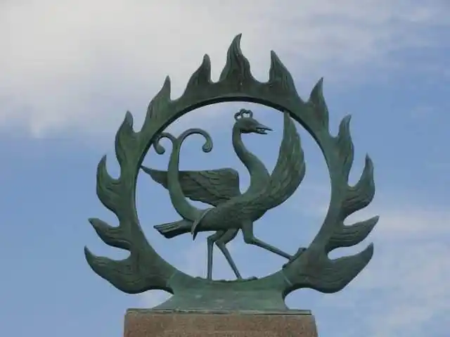 弓鱼国的青铜人像,它们两手环握,难道是三星堆文物的"亲戚"