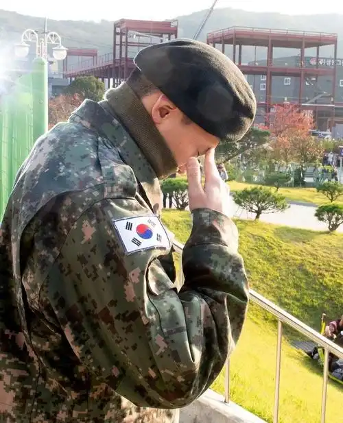 今日权志龙退役,还不忘给我们示范了一波军装怎么穿!