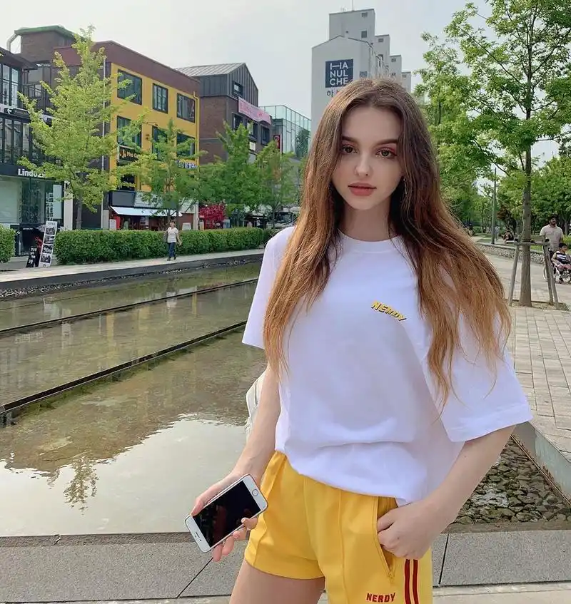 俄罗斯的混血美女,很有气质哦.