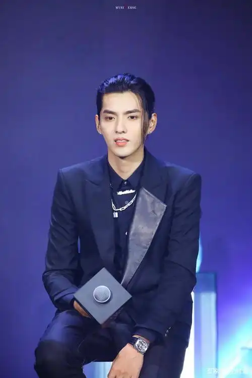 今日直播的吴亦凡,balmain黑色拼接西服,扎起蓄了许久的长发