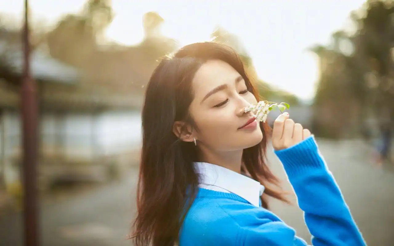 李沁清新春日高清桌面壁纸-大陆明星-壁纸下载-美桌网