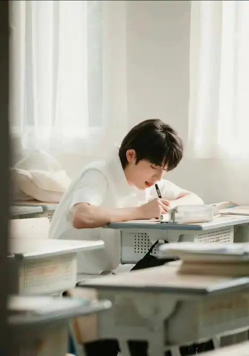 宋亚轩在学校骑平衡车