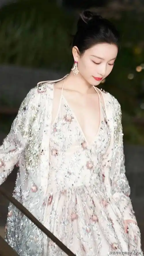 【倪妮性感写真美图】立体花卉刺绣服,嫣然动人,vogue盛典_造型_时尚