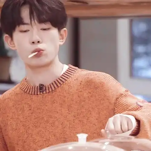 易烊千玺绝美图照小合集吃吃永不停的可爱崽