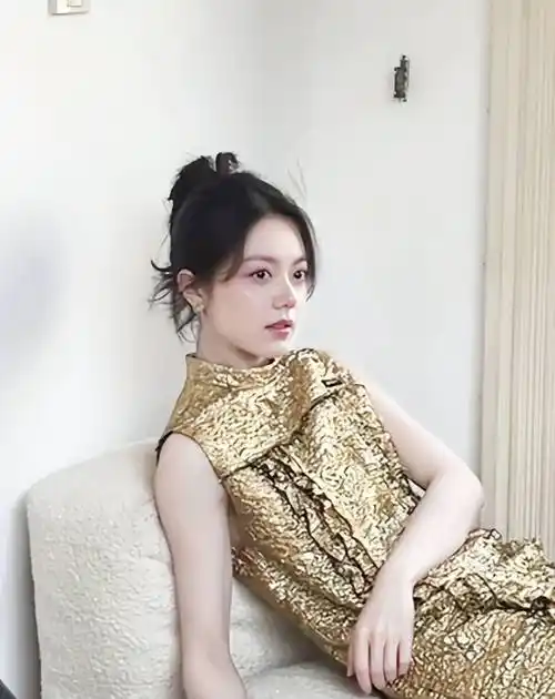 原创赵今麦无袖鎏金裙亮相少女感十足妥妥的少女范儿