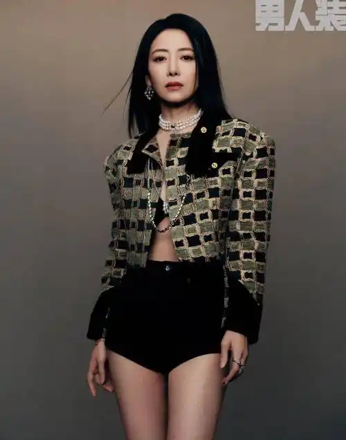 48岁陈紫函登《男人装》,大秀事业线韵味十足,丰满身材很迷人_黑色