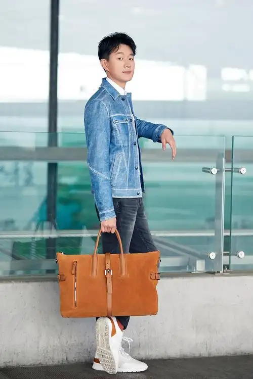 佟大为启程米兰时装周 牛仔外套搭白衬衫年轻帅气