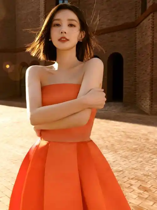 李一桐《男人装》性感写真_明亮_曲线美_红色