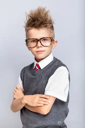 时尚小男孩戴着眼镜,有趣的发型