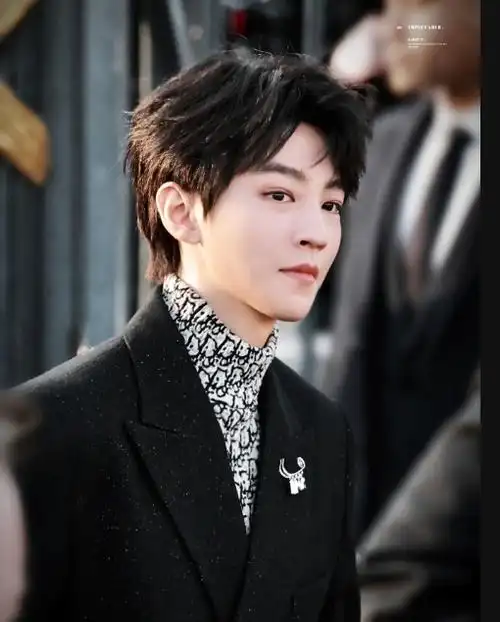 就是用笔画都一定能画的那么周正.  #王俊凯巴黎时装周