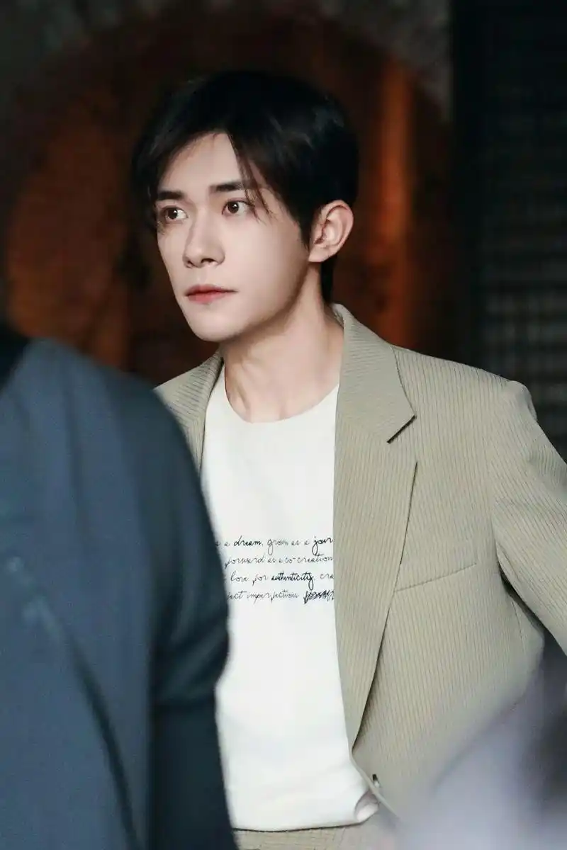 易烊千玺 没有技巧就是硬帅