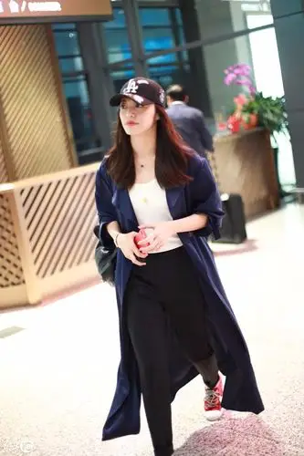 姚晨戴棒球帽穿风衣现身机场皮肤白皙大方与粉丝玩自拍尽显亲和