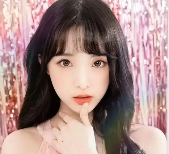 郑乃馨在泰国女团milkshake时期是gmm公司艺人,到中国