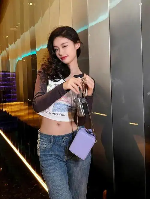 美人鱼林允的夏日ootd来袭,大秀好身材,星爷的眼光真不错