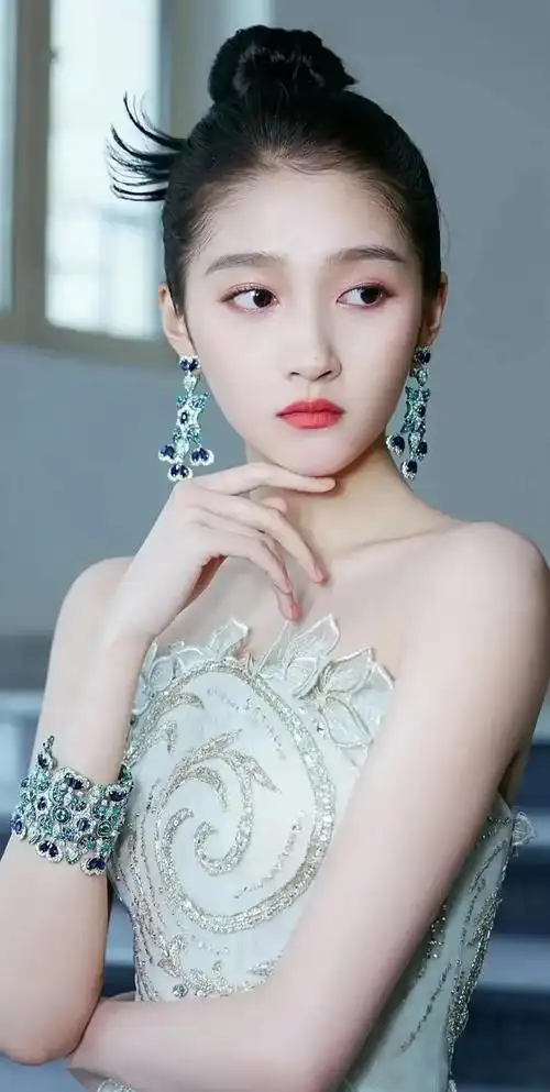 关晓彤高清青春美照,妩媚动人!__财经头条