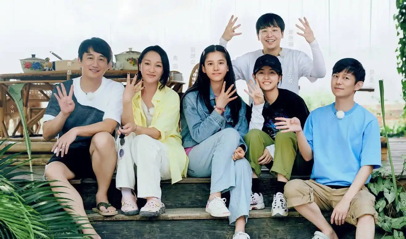 70后周迅做客蘑菇屋,和00后张子枫同穿休闲装,好状态不像两代人