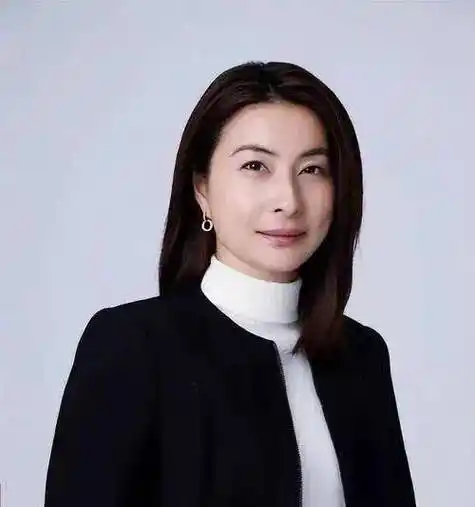 郭晶晶近况曝光:珍珠上衣引热议,家庭幸福显低调奢华_跳水_霍启刚