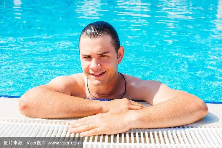 游泳池里的帅哥